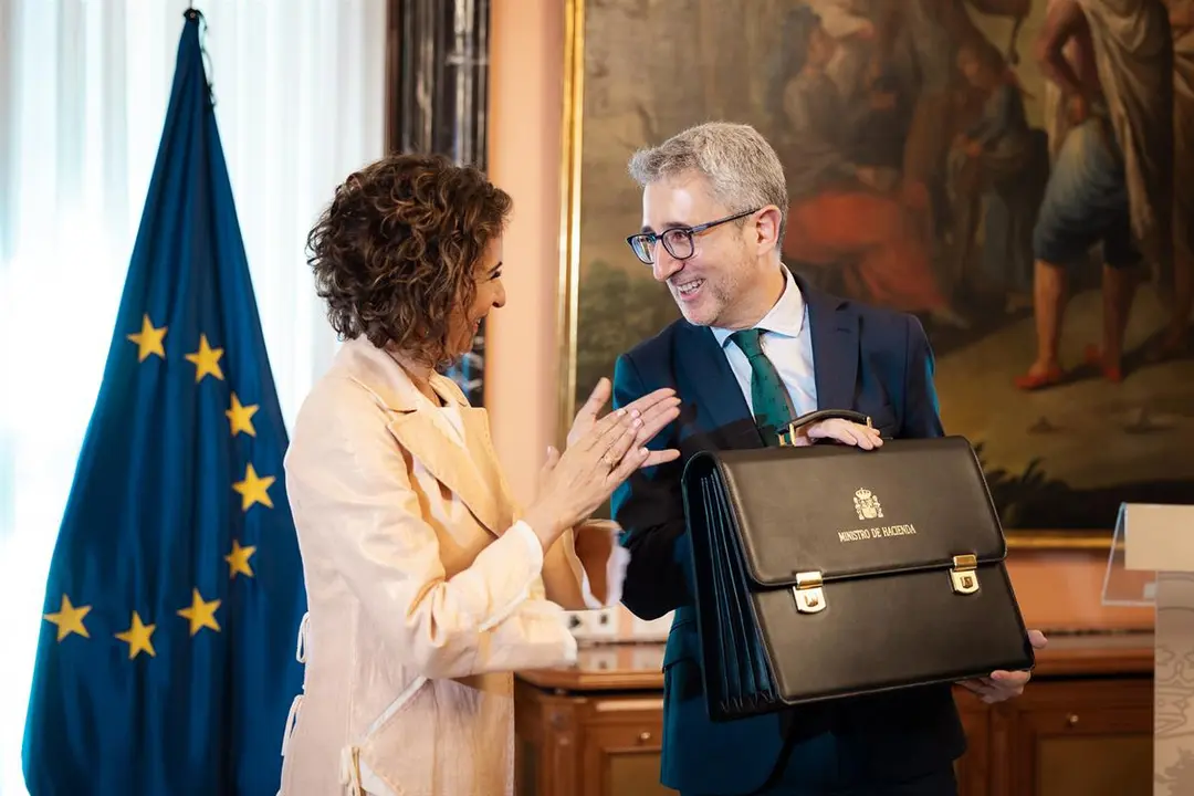 Arcadi Espa&ntilde;a recibe la cartera de ministro de Hacienda de manos de Mar&iacute;a Jes&uacute;s Montero Foto Moncloa