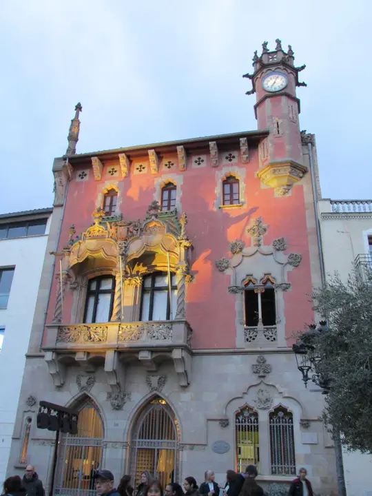 1 la fa&ccedil;ana de l'ajuntament comen&ccedil;ava a ser groga