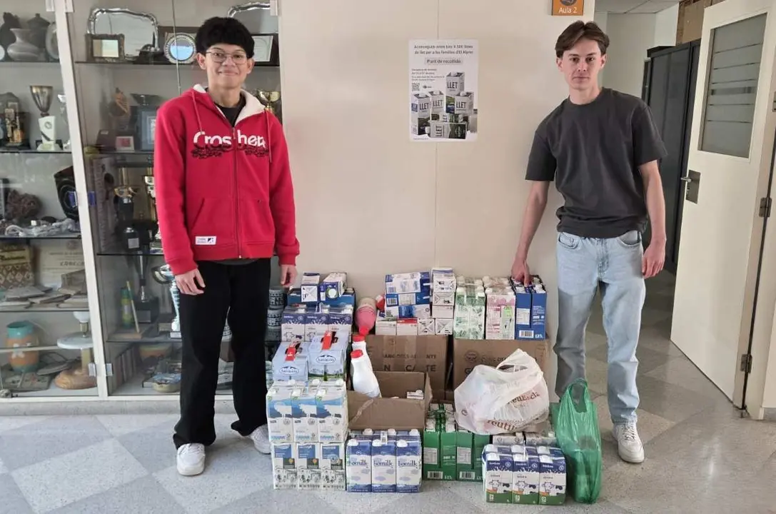 Alumnes de l'Educem de Granollers davant el material recollit