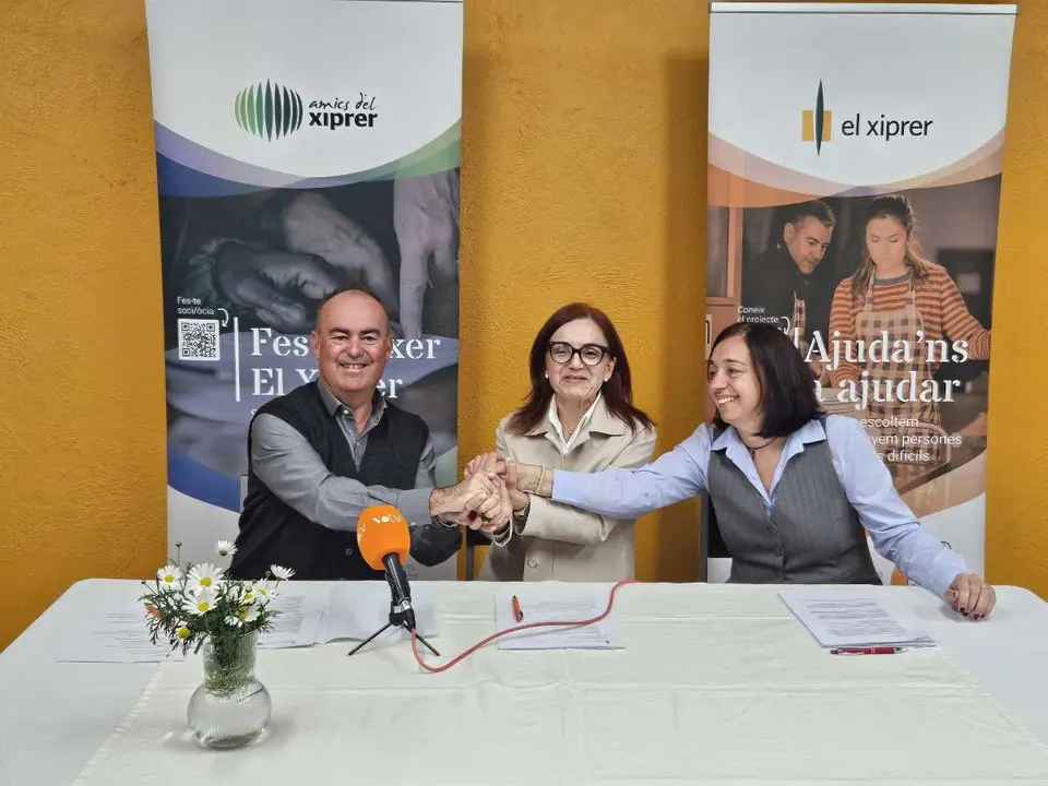 Xavier Quincoces, president de la Fundaci&oacute; El Xiprer; Beatriu Bay&eacute;s, directora general de la Fundaci&oacute; Privada Hospital Asil de Granollers i Marta Molins, presidenta d'Amics d'El