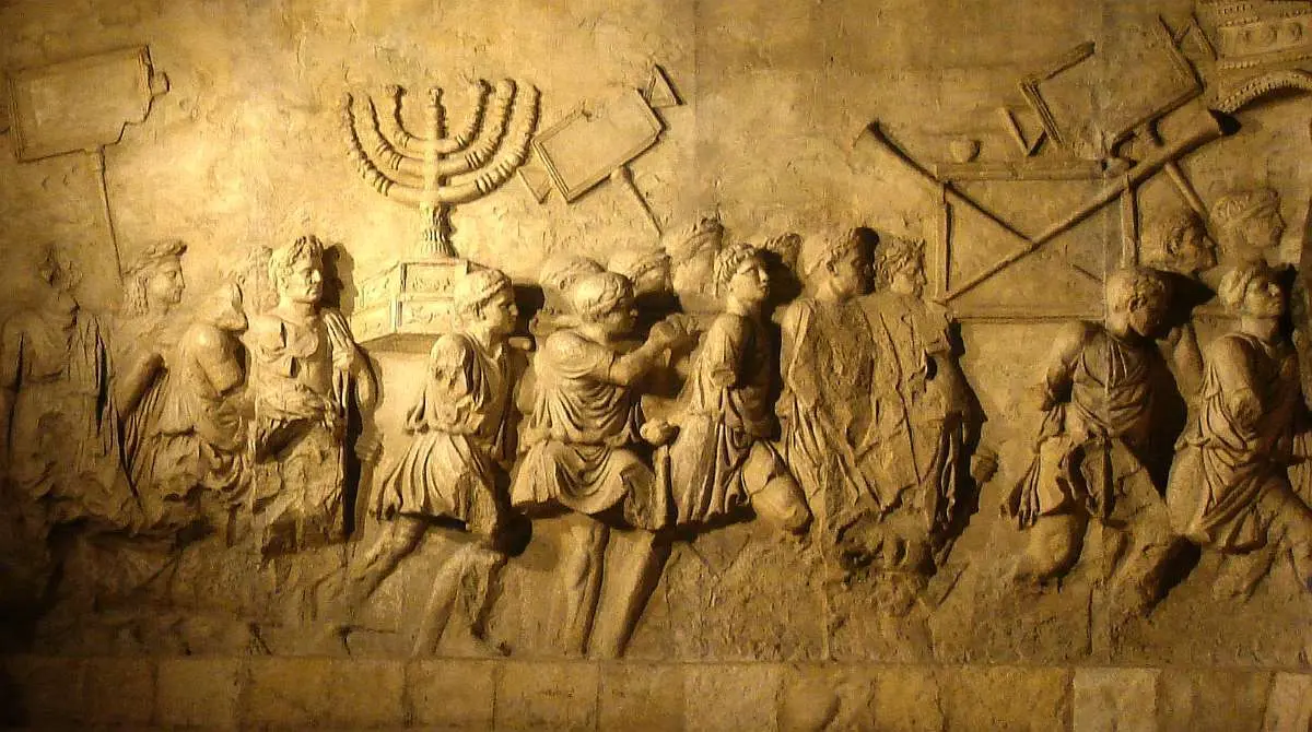 Representaci&oacute;n del triunfo romano celebrando el Saqueo de Jerusal&eacute;n en el Arco de Tito en Roma