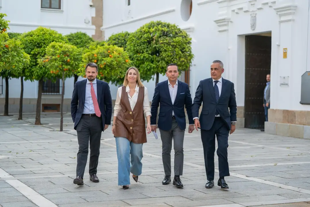 Abel Bautista, Mar&iacute;a Guardiola, &Oacute;scar Fern&aacute;ndez y &Aacute;ngel Gordillo, antes de anunciar el pacto de gobierno. Foto de Vox