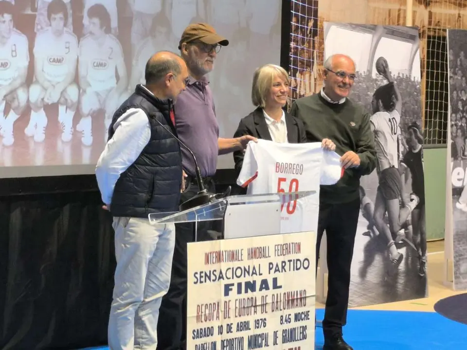 18. Castellv&iacute; recull la samarreta de l'inoblidable Borrego