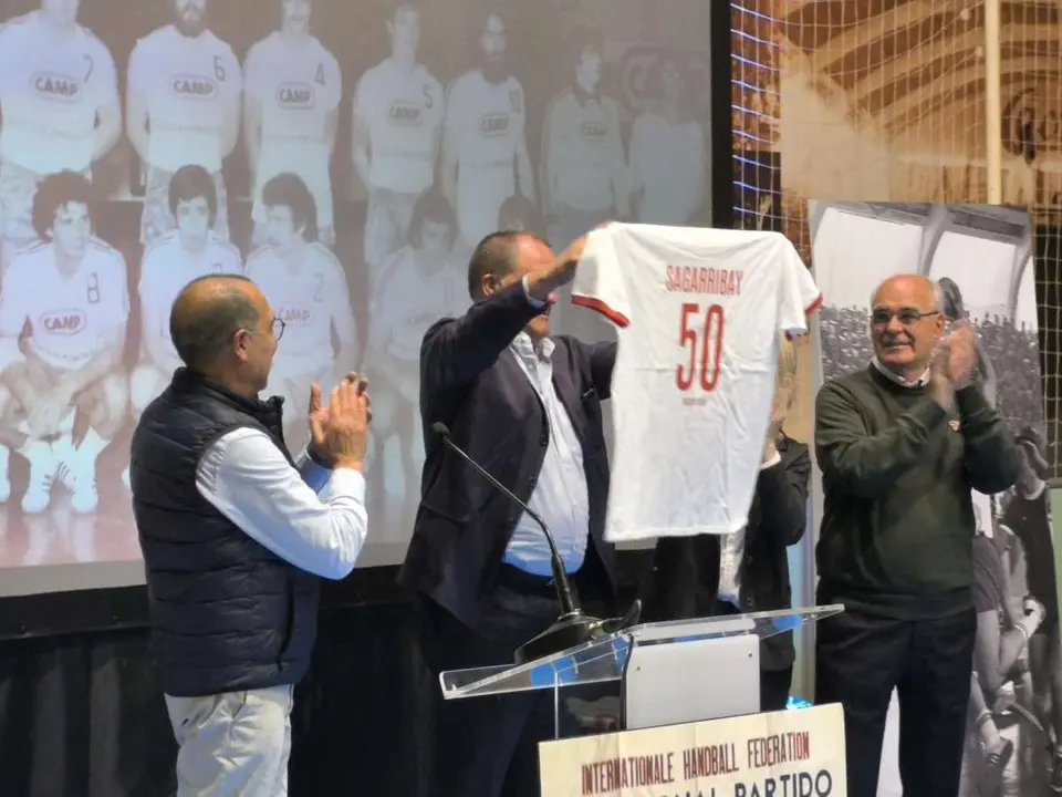 19. Aperador mostra la samarreta del millor jugadorde la final, Sagarribai