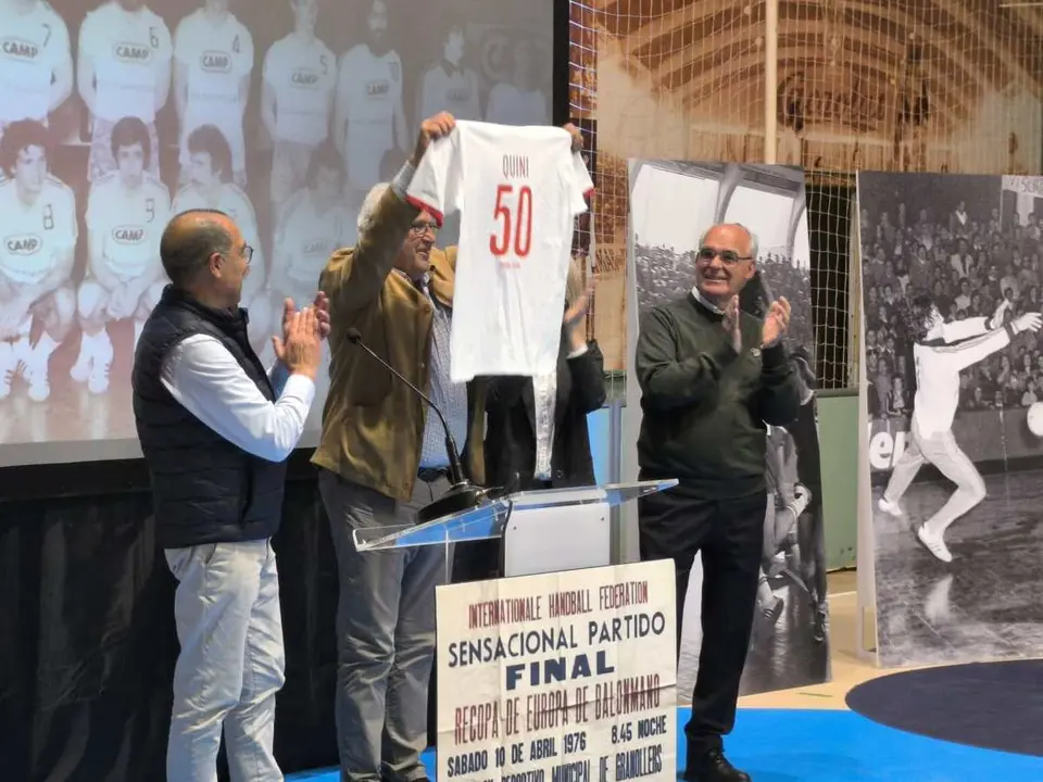 22. Ferran Raga recull la samarreta del gran entrenador, l'home miracle, Joaquin Crespo, Quini