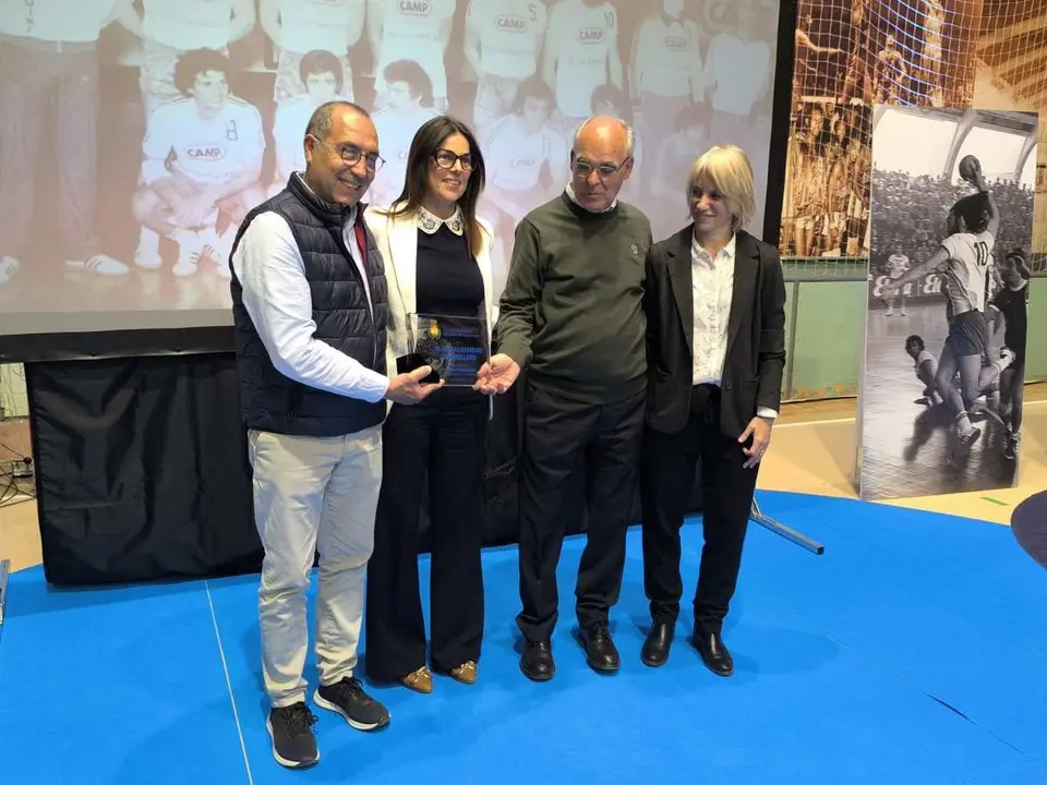 23. Nat&agrave;lia Moreno, directiva de la Deferaci&oacute;n Espa&ntilde;okl de Balonmano, fent-hi entrega d'una placa al Club per recordar aquella fita