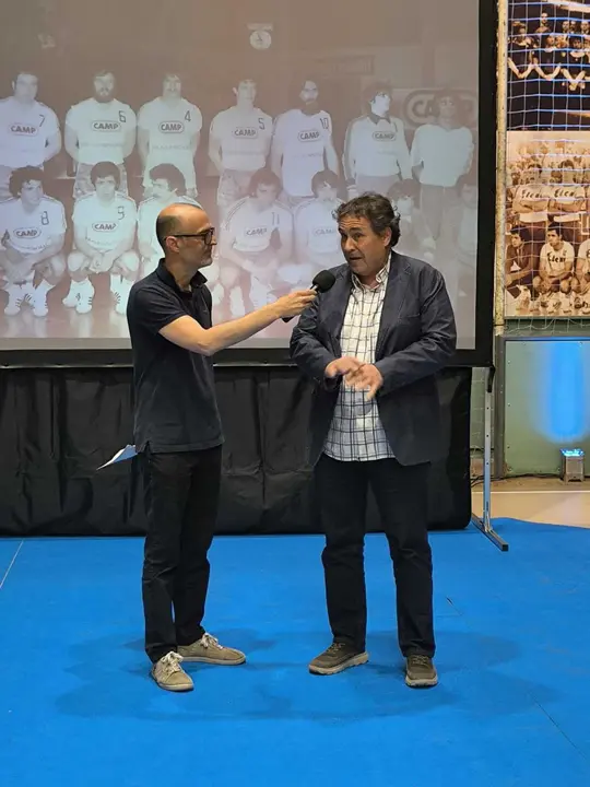 24. El periodista Vicens Prados, editor del reportatge que TV3 y 3CAT sobre els 50 anys que s'emet diumenge a las 22,15, explicant els 45 minutos de records