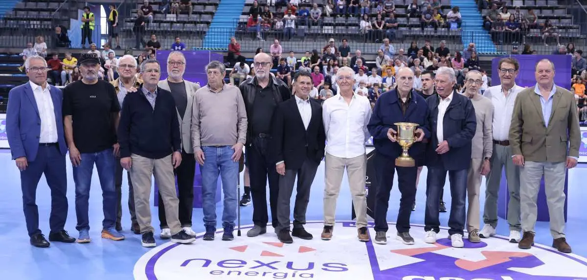 Los Campeones de la Recopa del 76 siendo homenajeados en la pista del Palau Foto Xavier Solanas