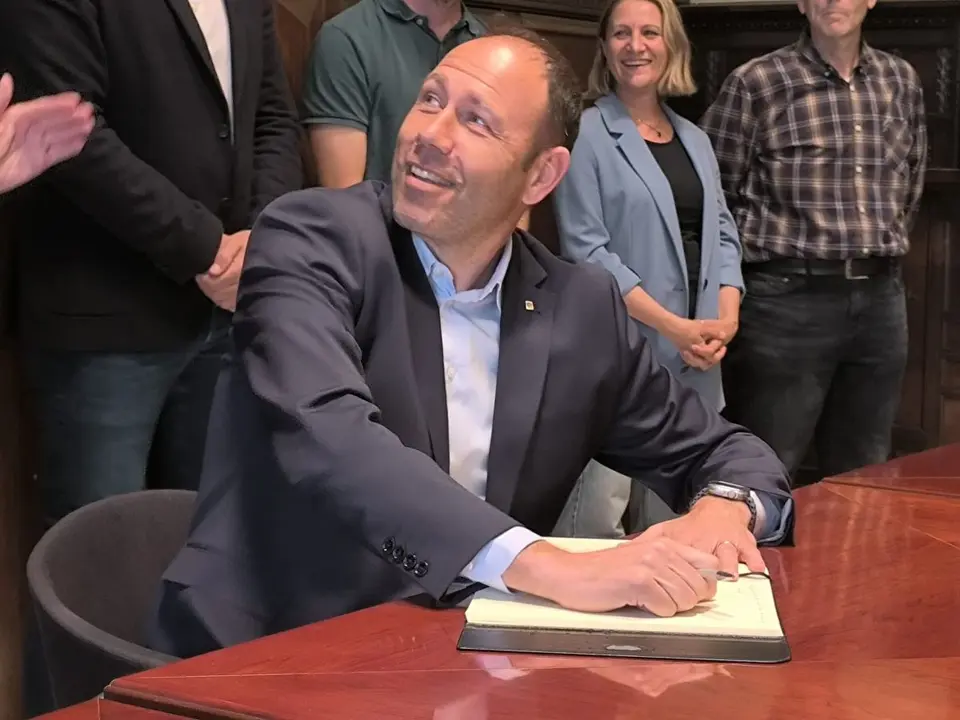 Berni Alvarez signant al llibre d'honor de Granollers