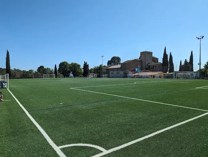 Campo de futbol del CF LLerona, con la IGlesia de fondo
