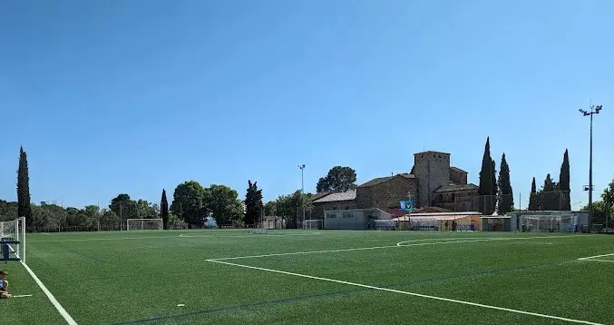 Campo de futbol del CF LLerona, con la IGlesia de fondo 1