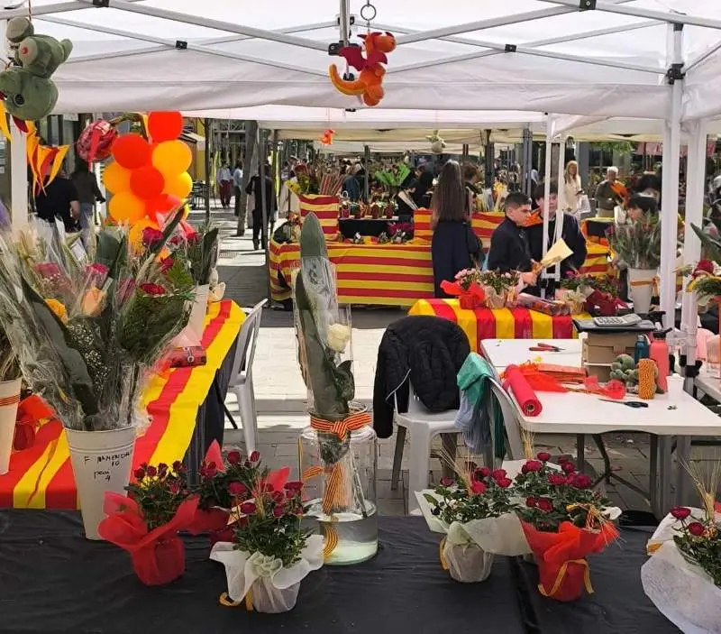 4. que boniques son les roses i que maco el drac a l'epicentre de l'stand