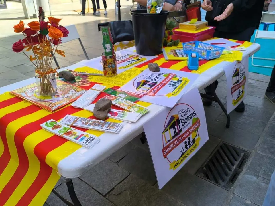 10. Tamb&eacute; va haver-hi espai per a la reivindicaci&oacute;, salvem l'Escola Joan Solans