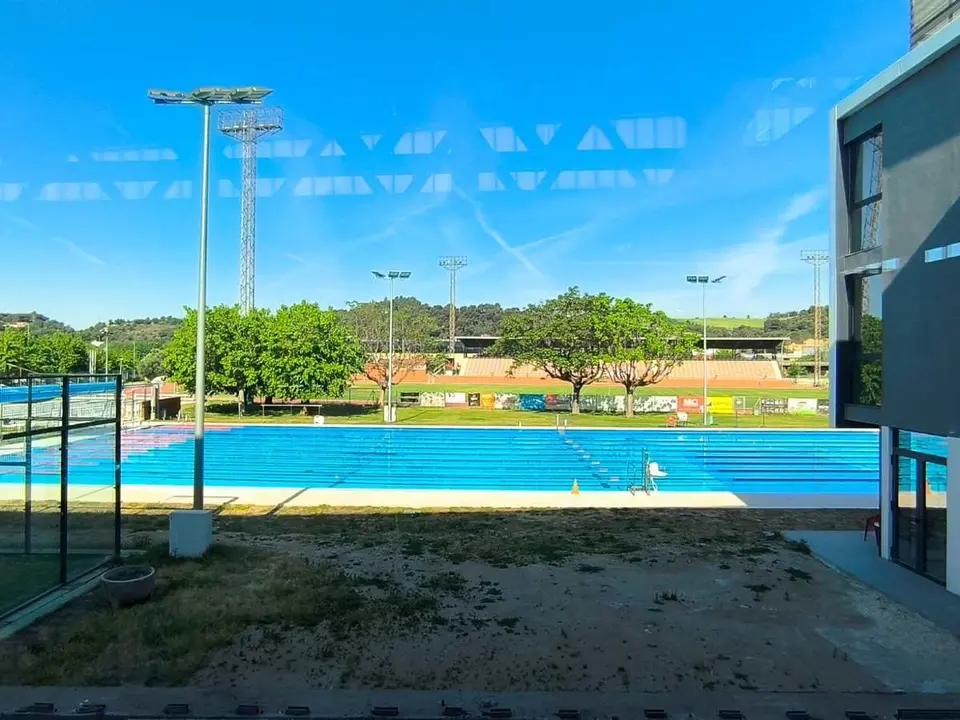 5. la piscina exterior vista desde les noves piscines