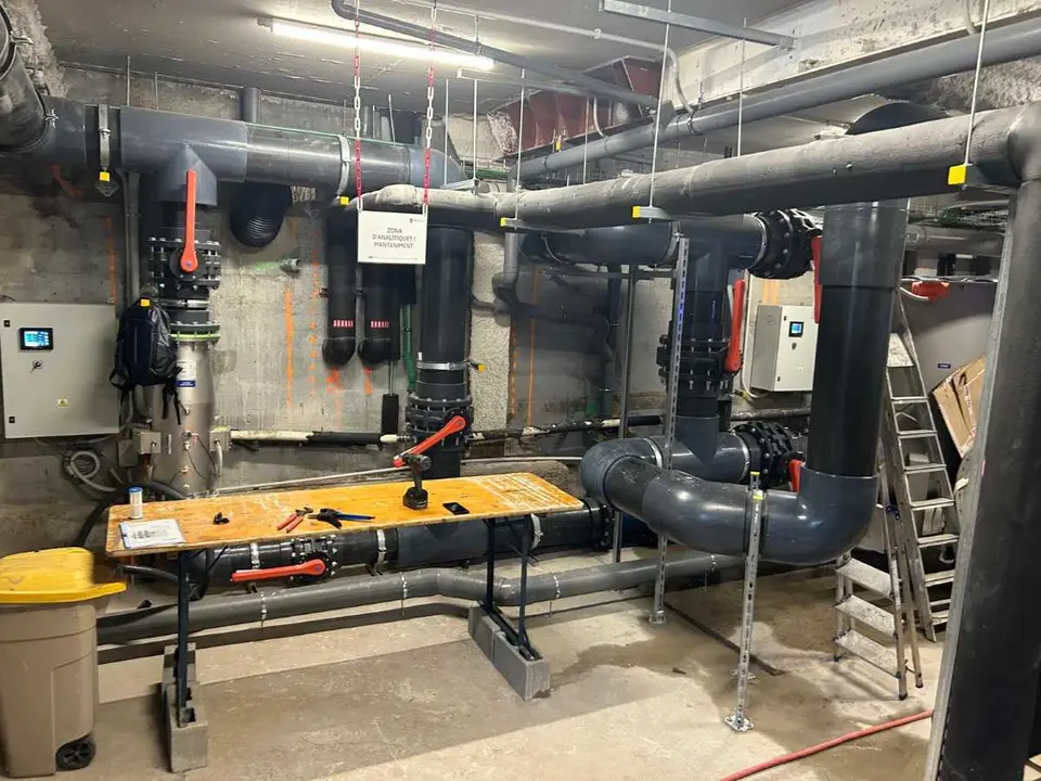 15. les entranyes de les piscines amb els equips d'analitica i control
