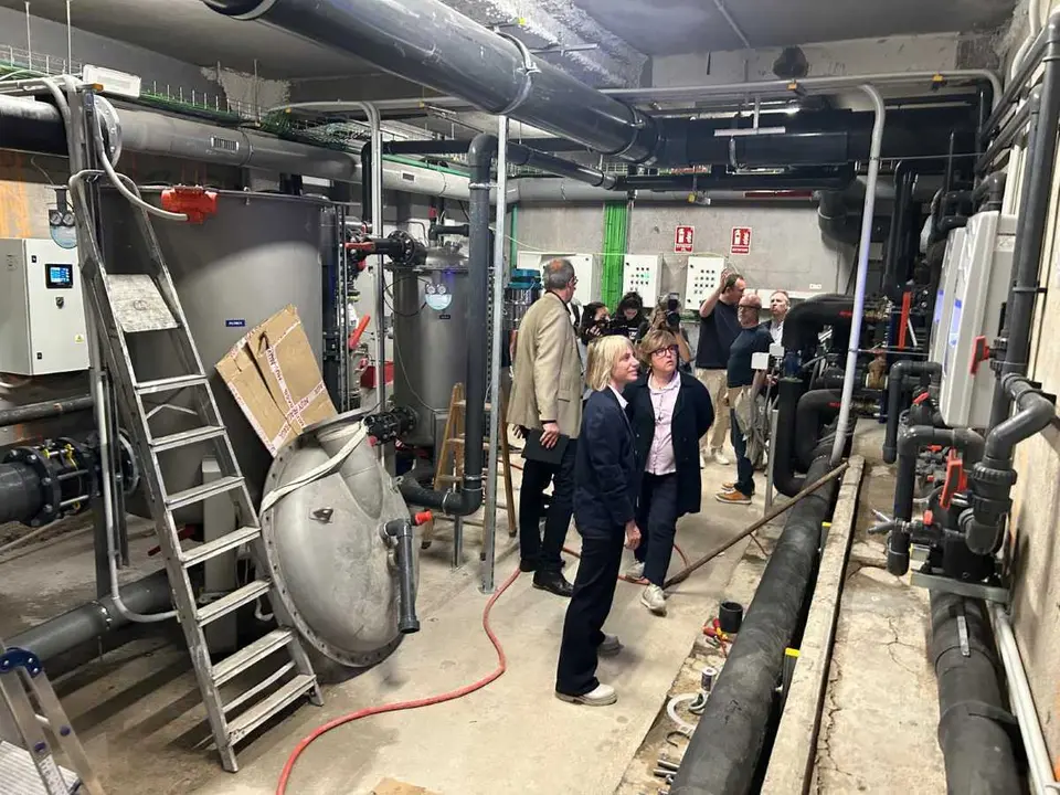 17. l'alcaldessa Barnusell revisant les noves instalacions