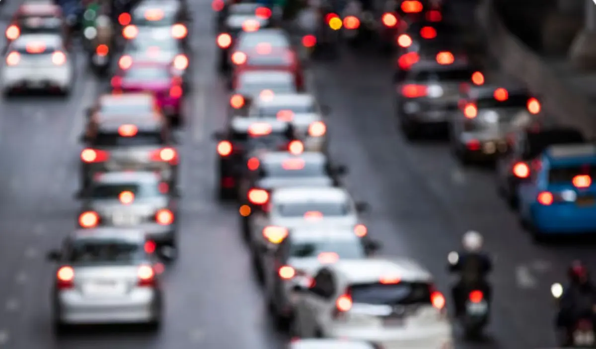 Atasco de tr&aacute;fico en la carretera