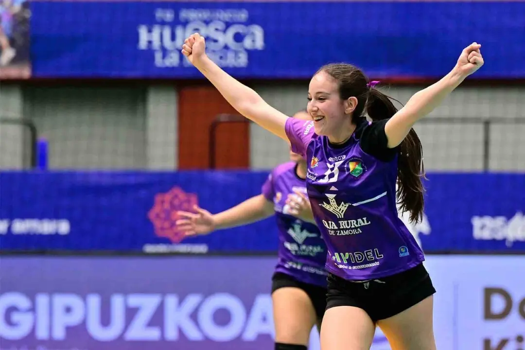 Carolina Pe&ntilde;as (Cavidel Aula Valladolid) celebra un tanto en la Final de la Minicopa de Espa&ntilde;a. Foto RFEBM JL Recio