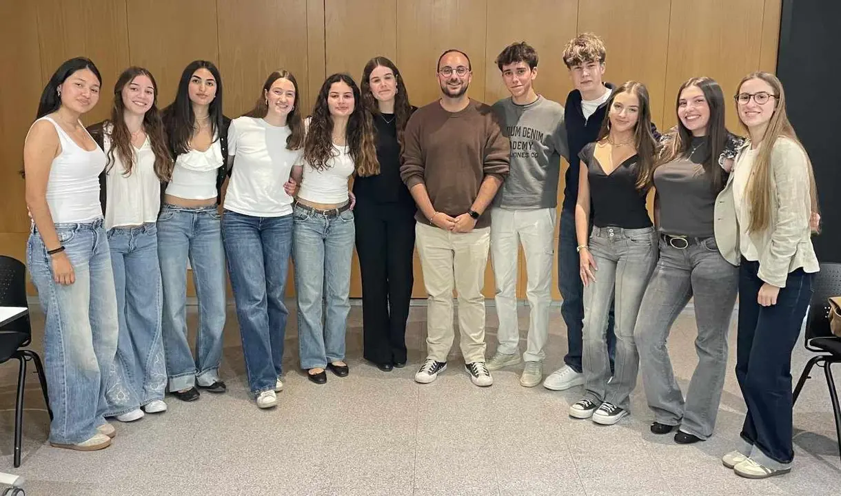 El regidor de Joventut de Granollers, Carlos Garc&iacute;a, amb els participants a la Lliga de debat