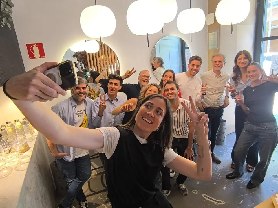 Els integrants del mur de VOTV enganxats en mig d'un selfie
