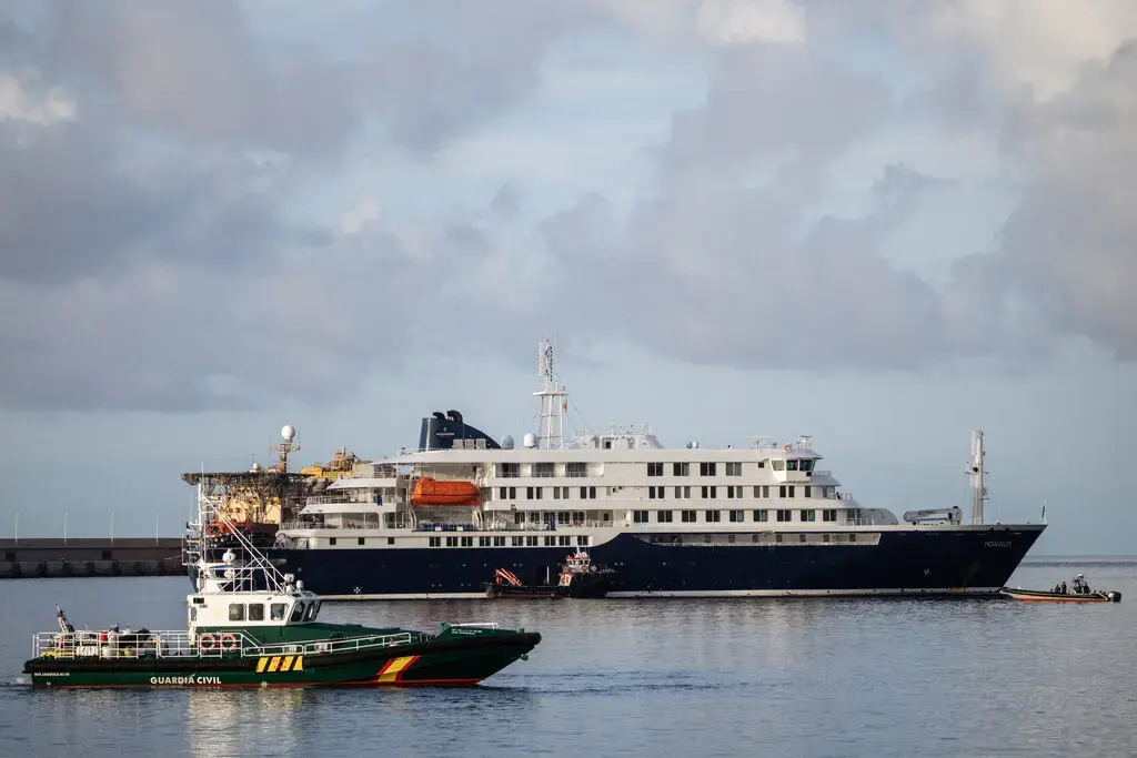 El MV Hondius anclado en un puerto de Tenerife