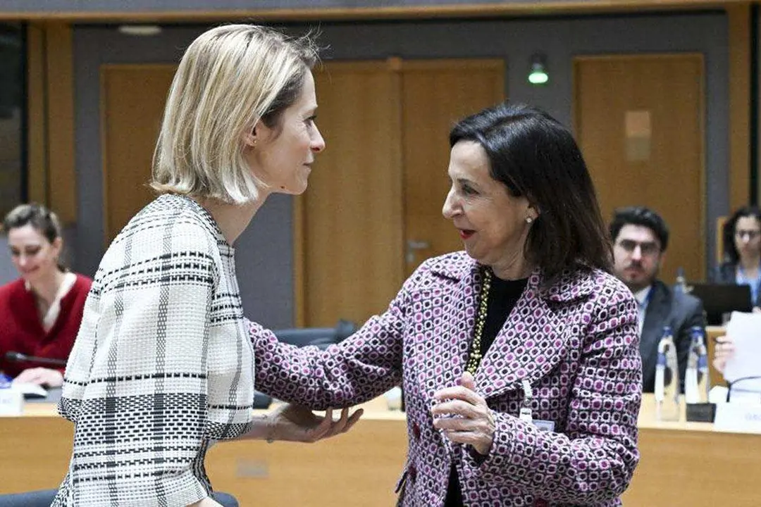 La Alta representante para Asuntos Exteriores y Pol&iacute;tica de Seguridad, Kaja Kallas, y la ministra de Defensa, Margarita Robles, en el Consejo de Asuntos Exteriores