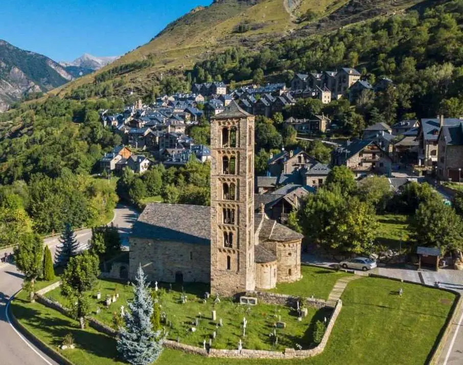 Ta&uuml;ll con Sant Climent en primer plano