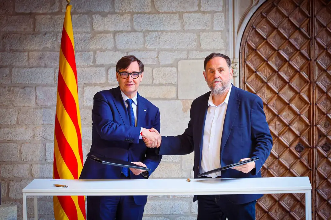 Salvador Illa y Oriol Junqueras firmando el acuerdo de presupuestos