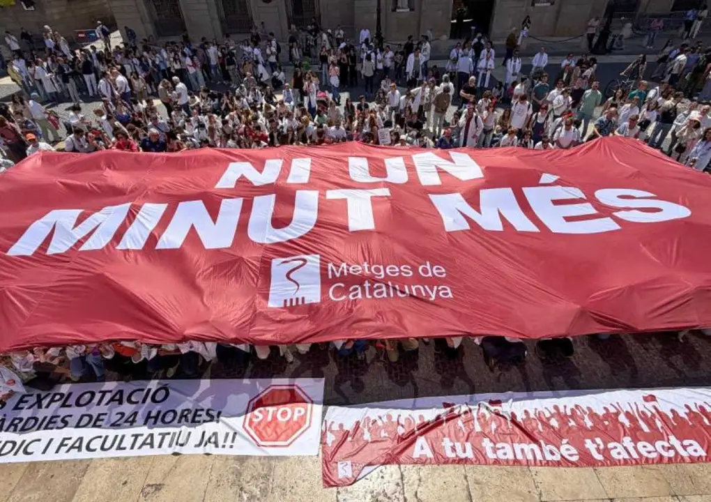 Concentraci&oacute; metges catalans Ni un minut m&eacute;s Foto Metges de Catalunya