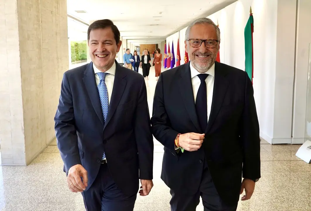 Alfonso Fern&aacute;ndez Ma&ntilde;ueco y Carlos Poll&aacute;n, tras firmar el acuerdo de gobierno de PP y Vox  Foto de Ical - M&iacute;riam Chac&oacute;