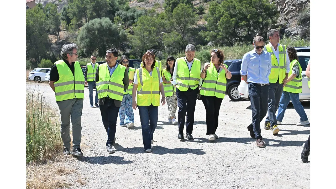 La consellera Paneque durant la visita a les obres de millora de la infraestructura ferrovi&agrave;ria entre Garraf i Sitges