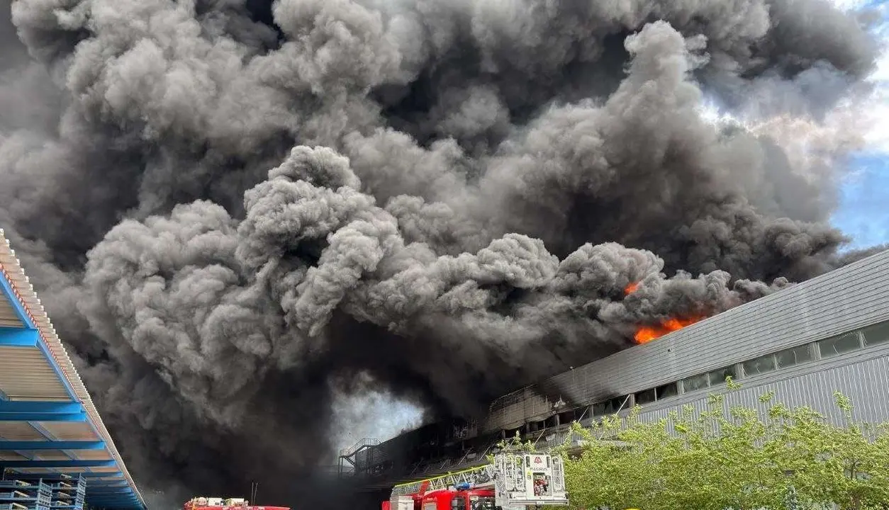 Incendio almac&eacute;n Honda Santa Perpetua 5-06-26 Foto Bombers Generalitat