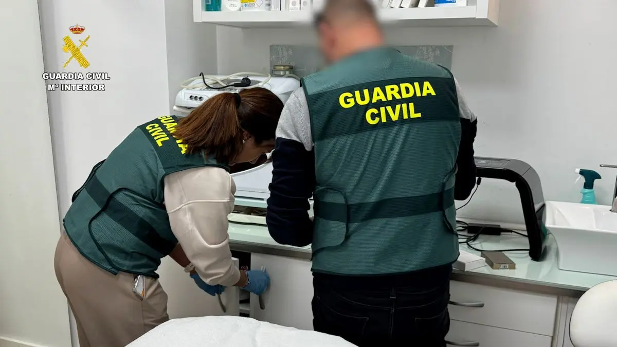 Guardias civiles efectuando registros