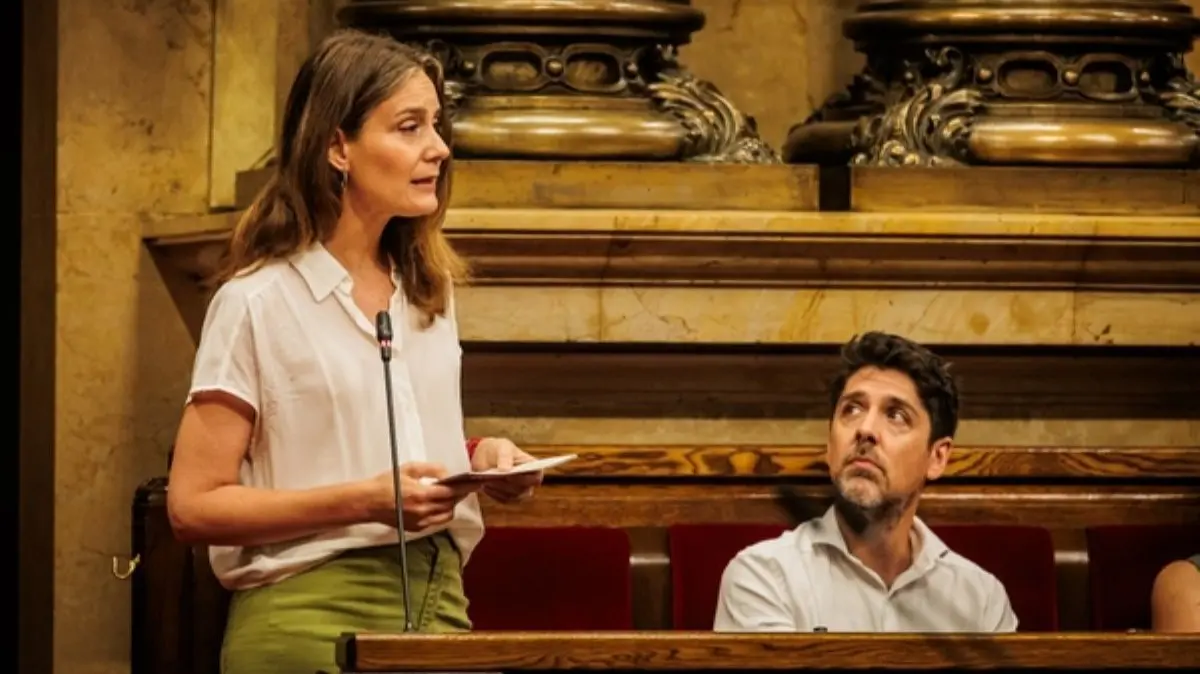 Jessica Albiach (Comuns) a la sessi&oacute; del parlament de dimecres