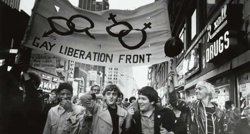 Manifestaci&oacute;n pro derechos Gay (1969) tras los hechos de Stonewall