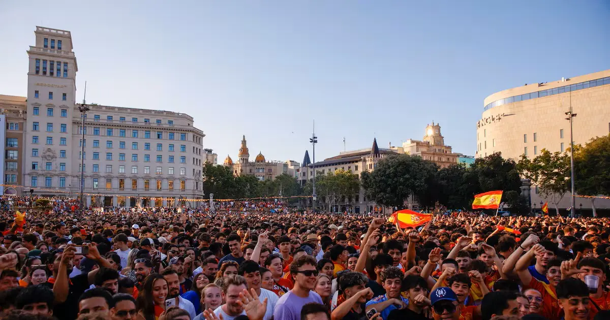 La Pla&ccedil;a de Catalunya con la marea roja