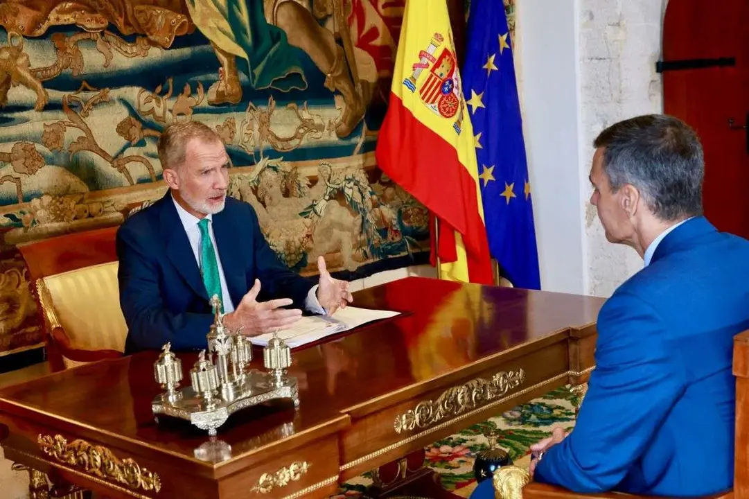 El Rey con el presidente S&aacute;nchez en su &uacute;ltimo despacho en el Palacio Real de la Almudaina, en Palma de Mallorca - Foto de Casa del Rey