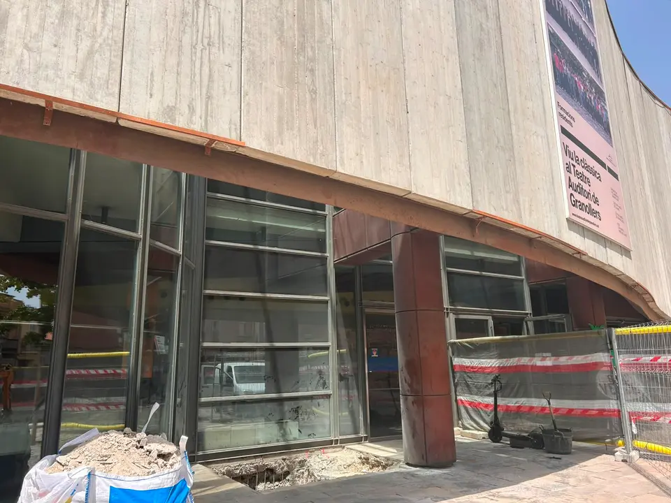 Treballs per instal&middot;lar el nou ascensor a la fa&ccedil;ana del Teatre Auditori de Granollers