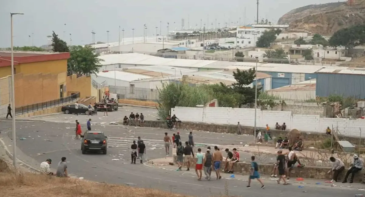 Decenas de inmigrantes irregulares llegados paseando por Ceuta Foto de la OMC