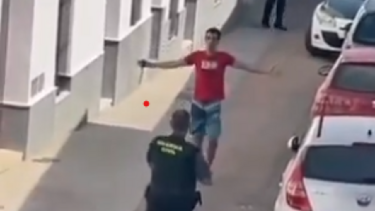 Amenazan a la Guardia Civil con un cuchillo