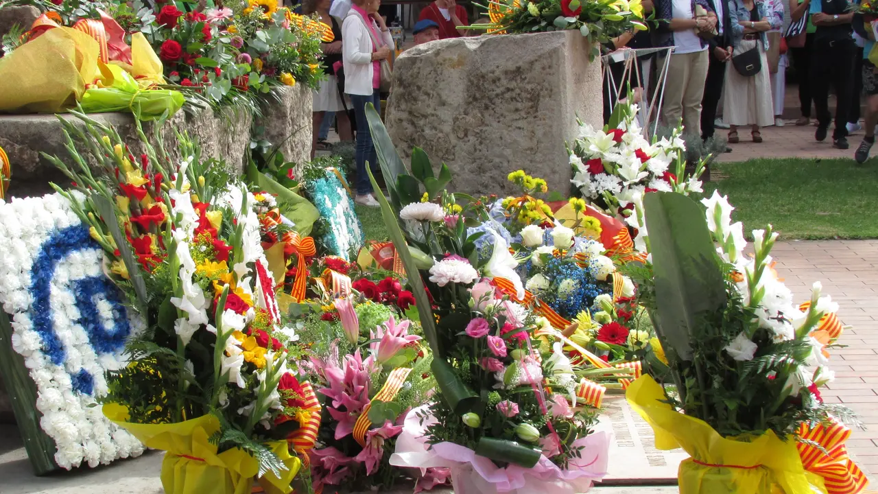 El monument a Rafael de Casanova ple de flors