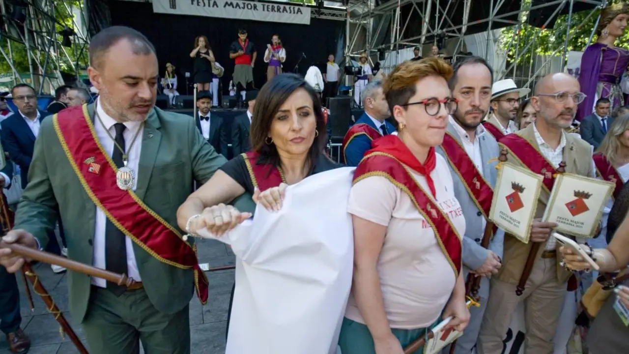 El alcalde de Terrassa intimidando a la concejal de Vox intentando quitarle su pancarta