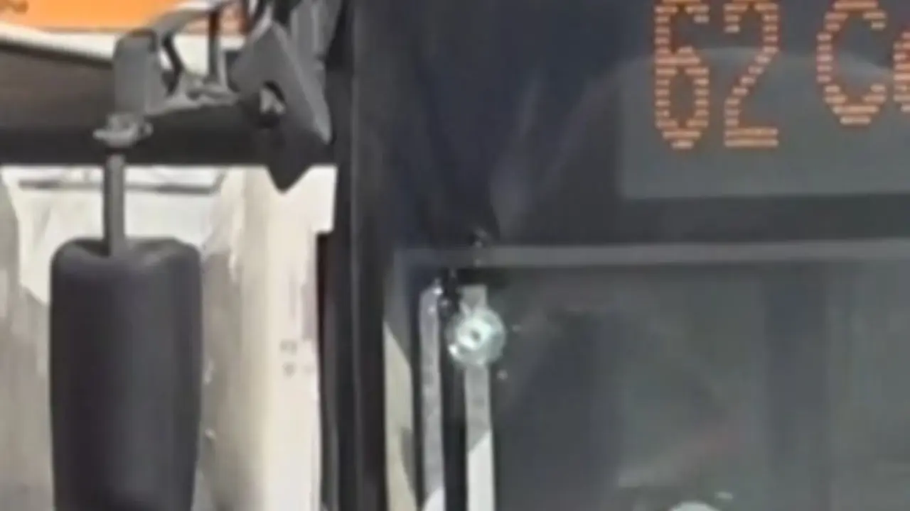 El autobús atacado hoy por los terroristas en Jerusalén y que ha constado la vida a seis personas, entre ellas a un español.