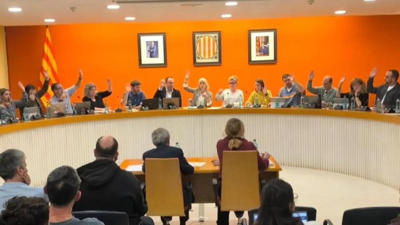 Los 13 concejales del PSC votando a favor del incremento en las ordenanzas fiscales del 2026