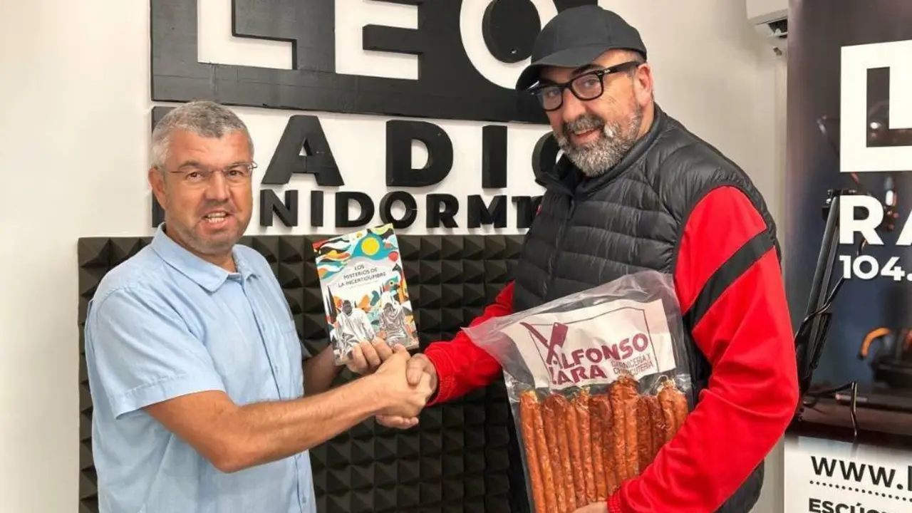 Koldo García regalando chistorras al periodista Leopoldo Bernabéu