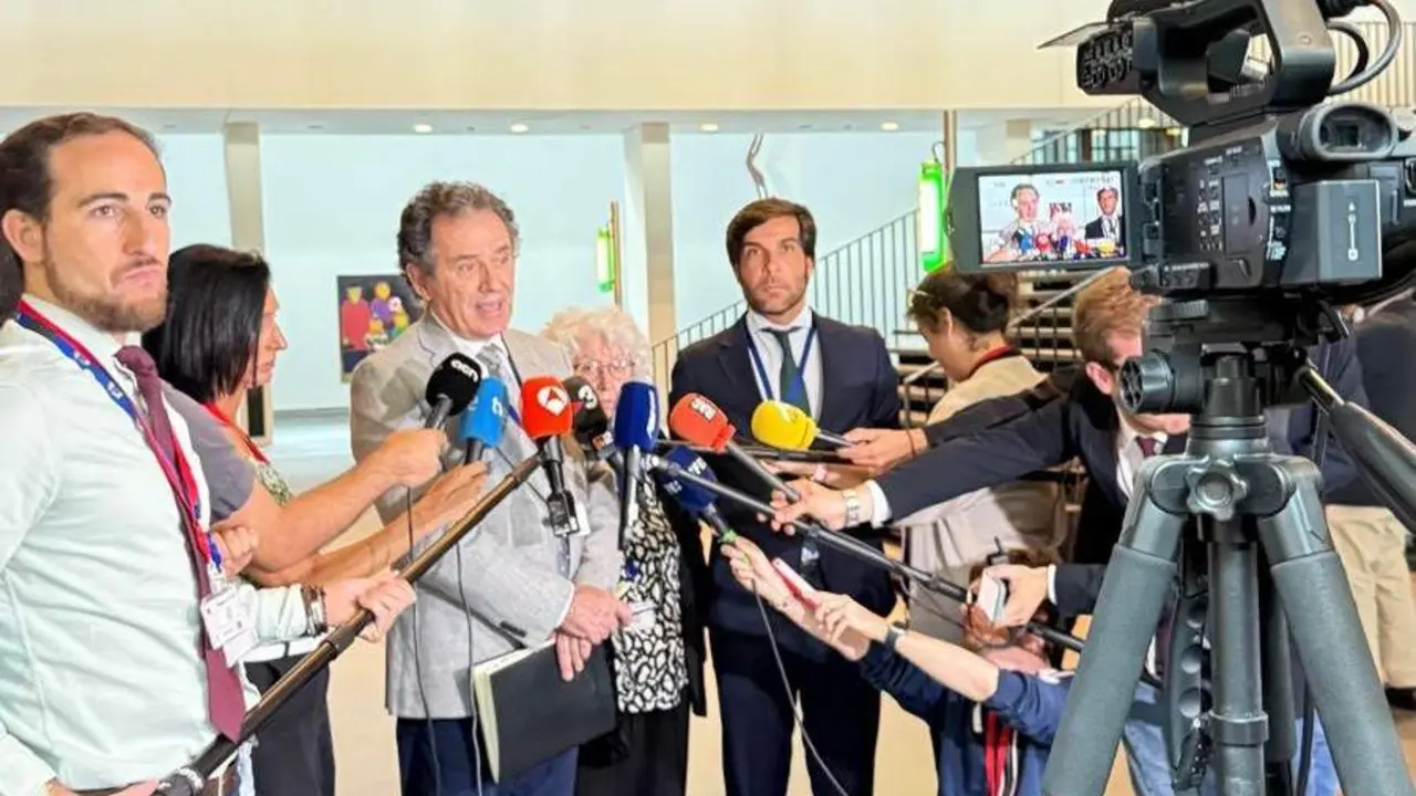 Álex Ramos, presidente de SCC, Teresa Freixes, vicepresidenta de la entidad, y el abogado Juan Chapapría, tras la vista oral celebrada el pasado 15 de julio en el TJUE