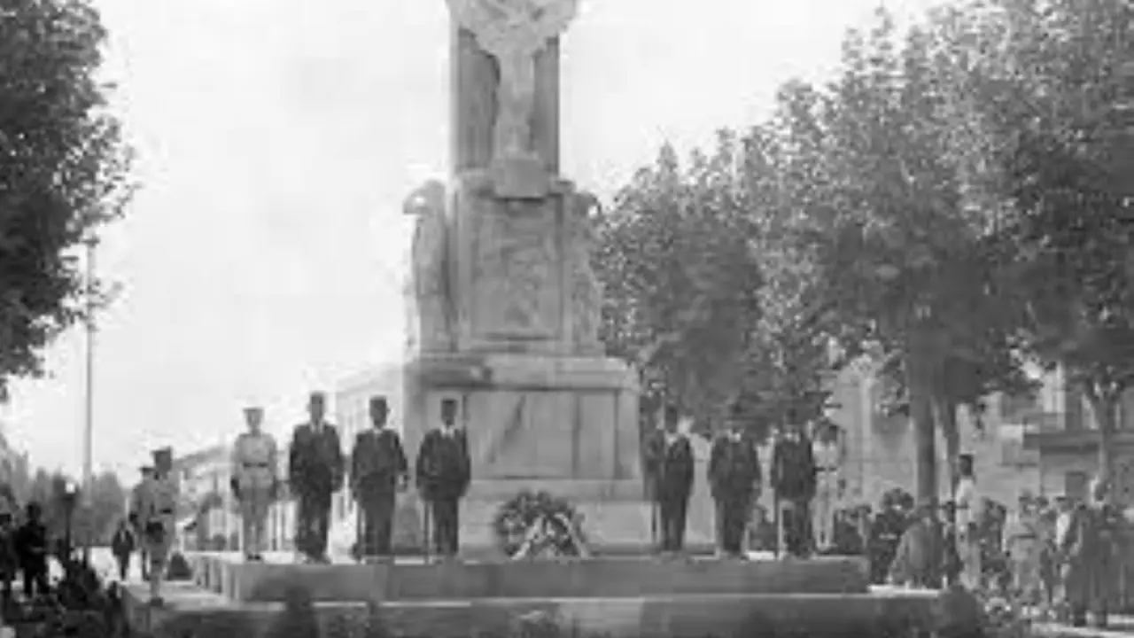El antiguo monumento de la Pla&ccedil;a de la Corona