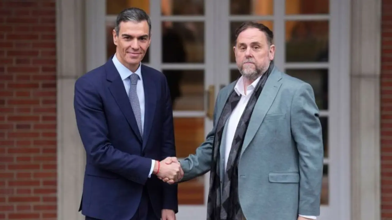S&aacute;nchez y Junqueras se saludan en la puerta de la Moncloa