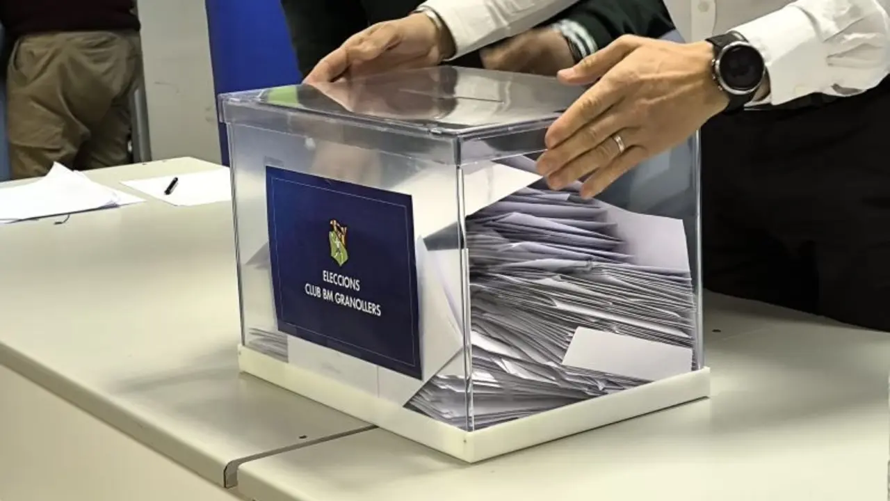 La &uacute;nica urna de las elecciones al BM Granollers estaba rebosante de votos