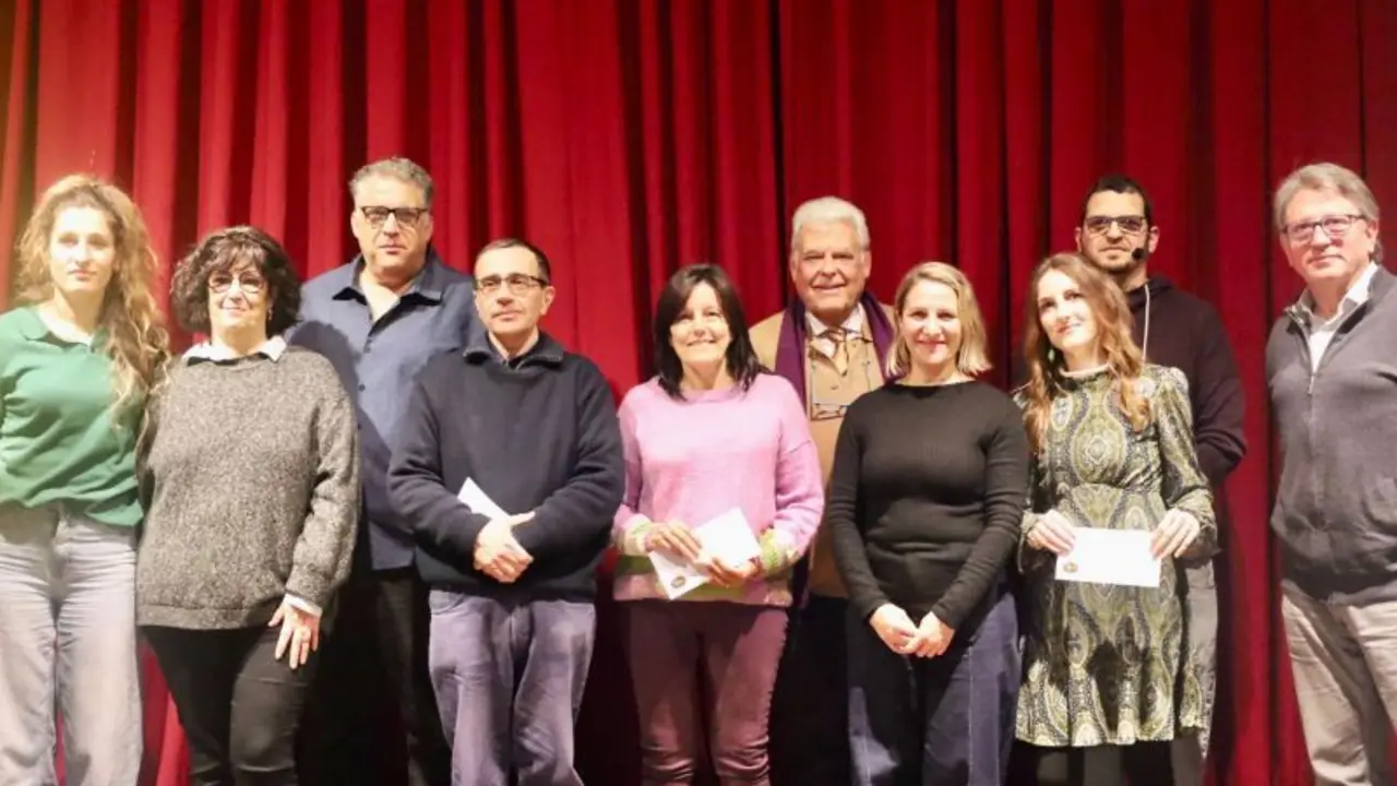 Els guanyadors dels primers premis i els acc&egrave;ssits, junt amb els membres del jurat, el president del Casino, la regidora de cultura i en representant de audiorelats.cat